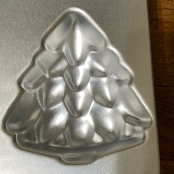 Wilton  1984 - MINI CHRISTMAS TREE BAKING PAN - Picture 5 of 13